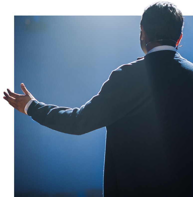 Rückenansicht einer Person, die einen Vortrag hält